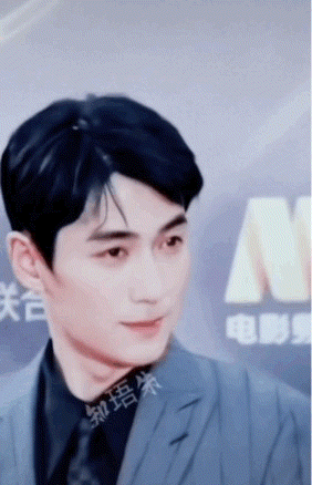 仔细看的话

还真是他的隐形眼镜被吹走了[笑哭]

哈哈哈，太可爱了

 