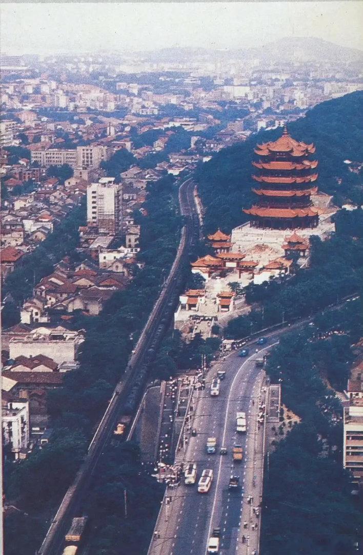 一代人有一代人的到此一游《李白登黄鹤楼想写被比到写不成有感》：眼前有景道不得，崔