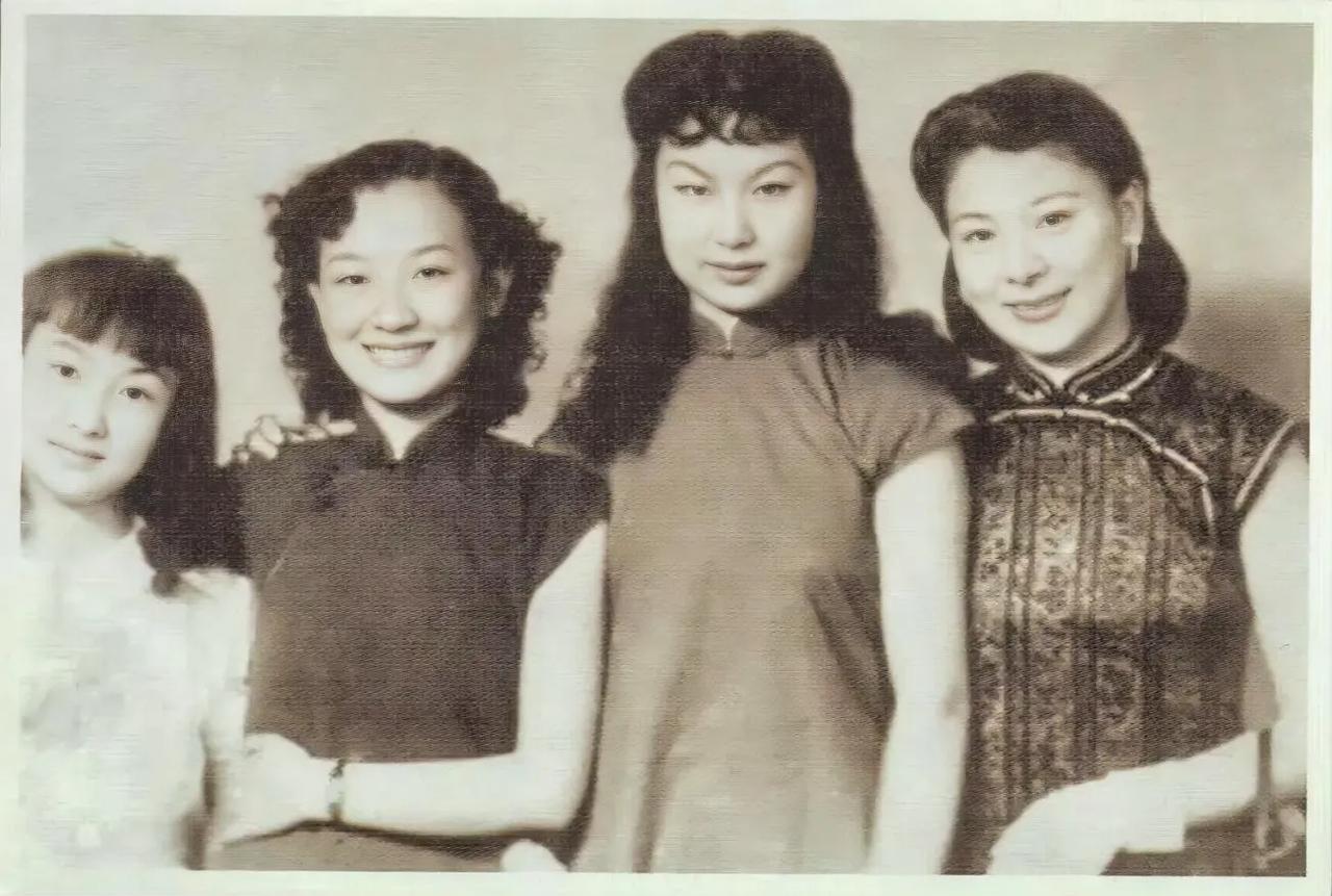 1941年，电影明星周旋，一张罕见的留影，她身边的人分别是白虹、李丽华、凤凰，镜