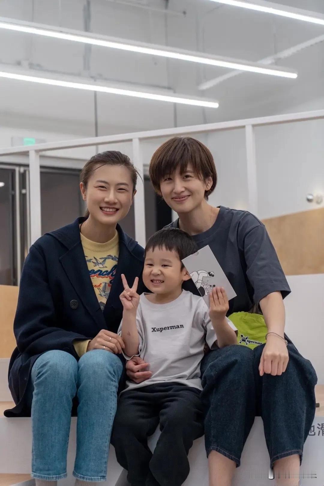 左边的是丁宁，右边的是谁啊？小孩子虎头虎脑真可爱，原来她是孩子的妈妈。[比心][