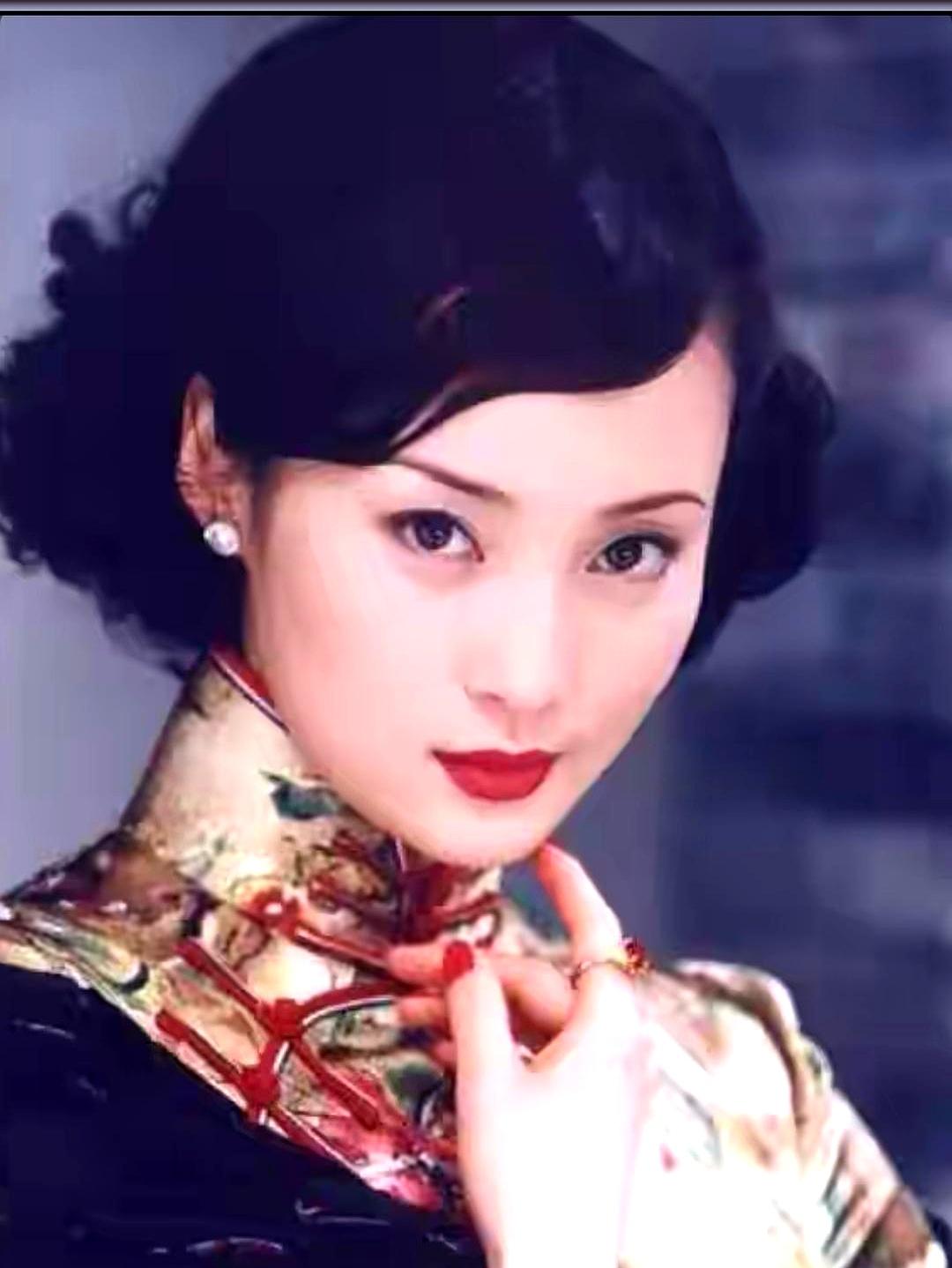 排练场门口，19岁的蒋勤勤在1994年冲进北电后台，对那位导演/摄影系的大四学长