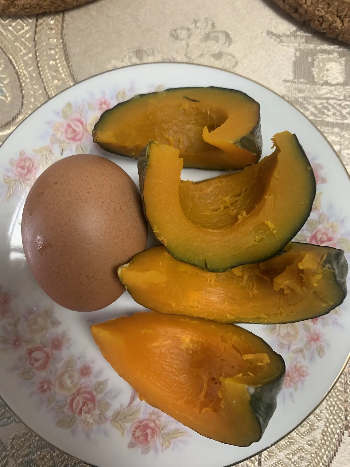一晚蔬菜汤、一个醪糟、馒头鸡蛋水果，吃得挺多啊