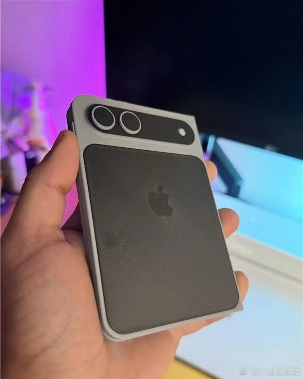 iPhoneFold机模出炉怎么说呢，就单看这个设计，我觉得没有眼前一亮的感觉，