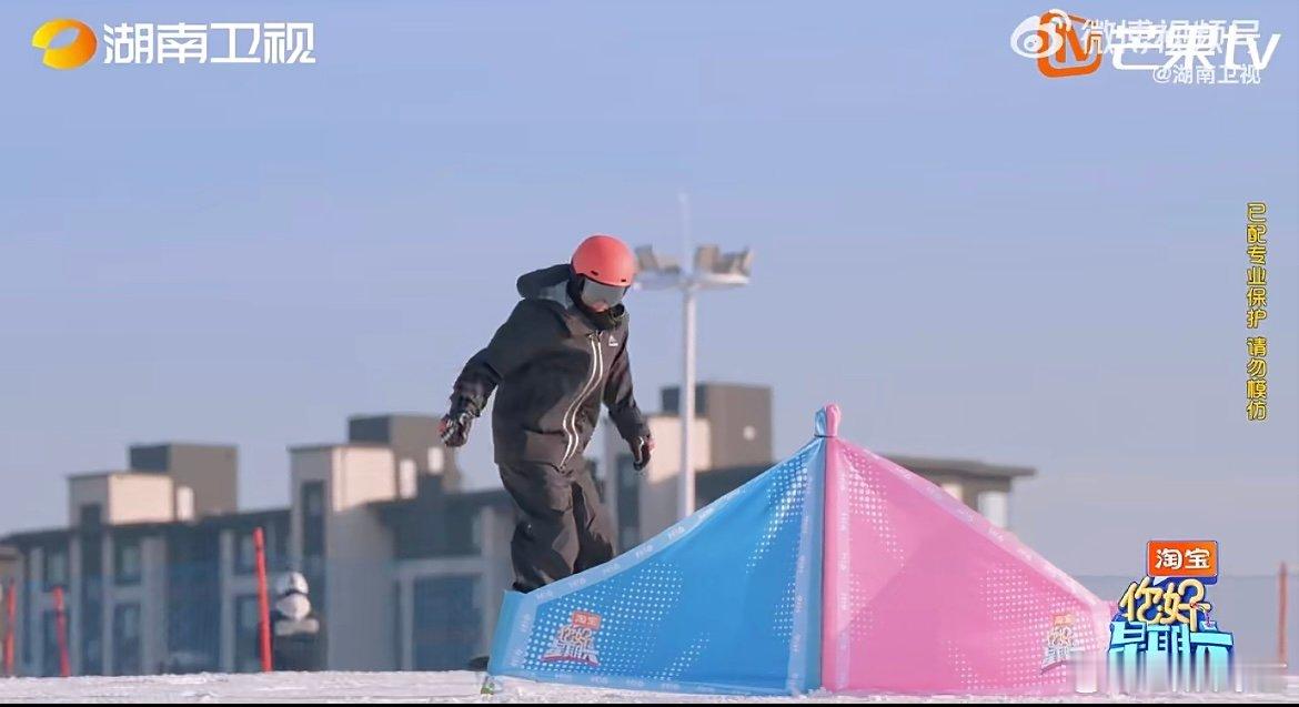 别人是滑雪高瀚宇是蹦雪 别人专注滑行，他蹦着前进还时不时摔跤，和武大靖的画风碰撞