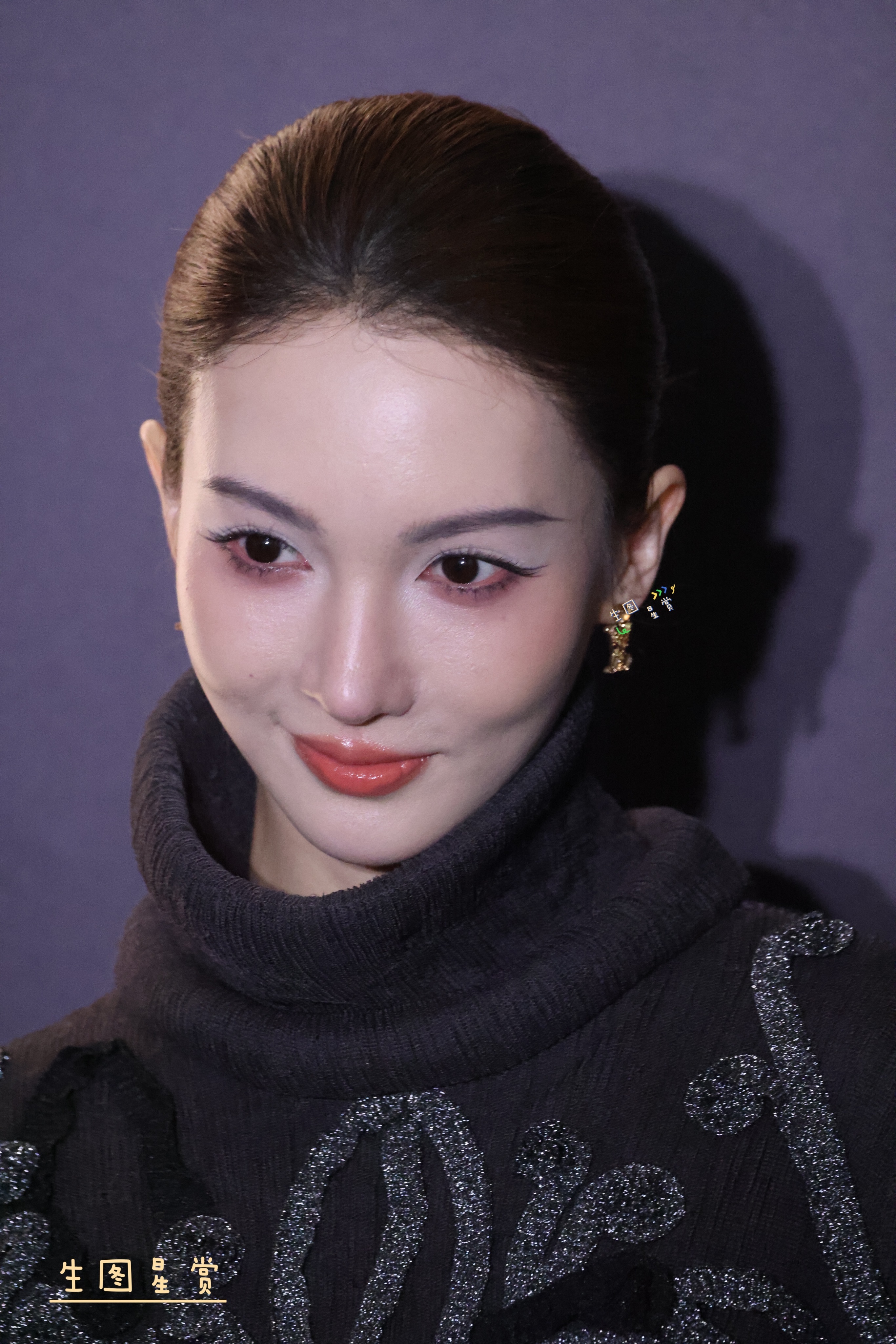 金晨T风格论坛高清怼脸暗黑系大喜，盘发清爽靓丽T风格论坛金晨