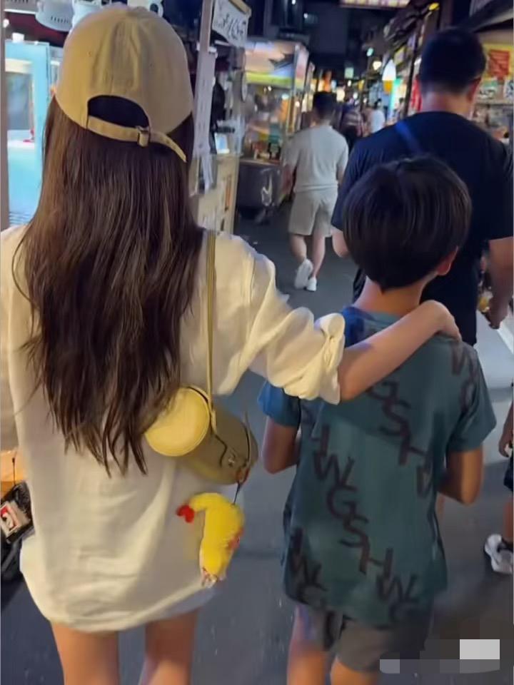 妈妈没了，俩孩子肯定跟着爸爸呀！爸爸妈妈才是法律上第一监护人，妈妈走了，外婆小姨