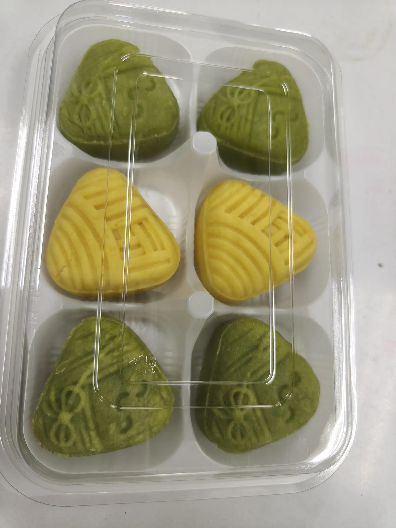 今天同济餐饮部到我们单位一楼

来搞活动了！看看现场热闹吧！

他们带来了好多好