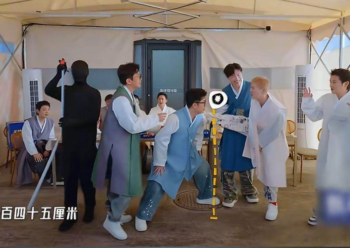 鹿晗刚抬腿就疼出了声鹿晗这柔韧度是认真的吗 以前总觉得唱跳艺人柔韧度都超强，结果