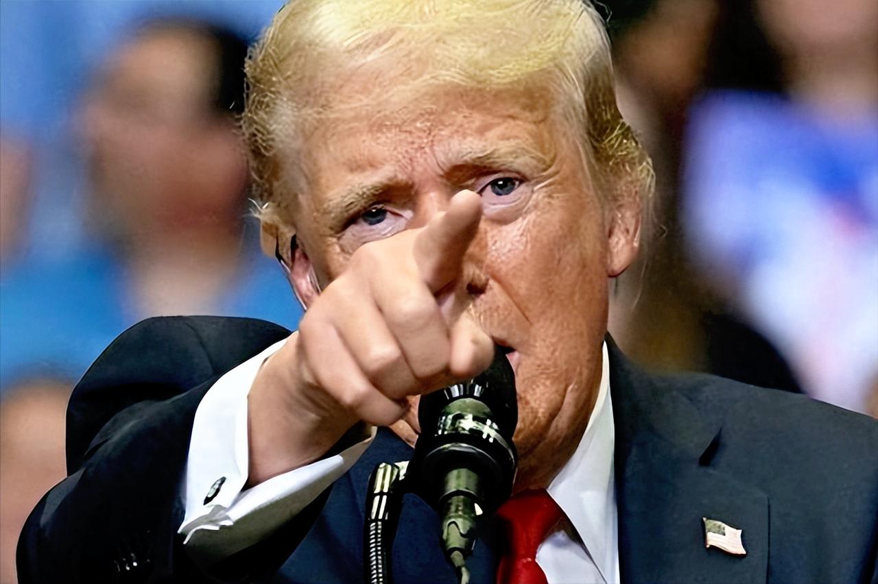 特朗普被联手“逼宫”了。

国内的抗议潮和国会的施压让人喘不过气，国外筹划已久的