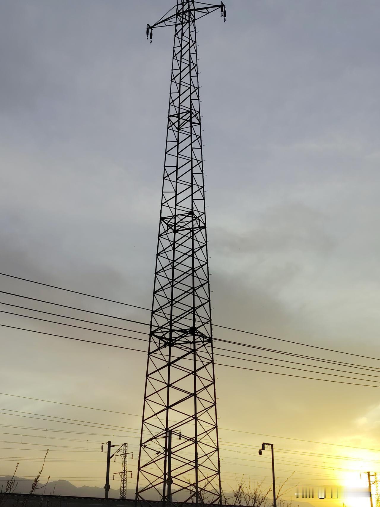 一夜醒来天塌了
 
一夜醒来天塌了。
 
不是真的天崩地裂，而是世界忽然换了一副