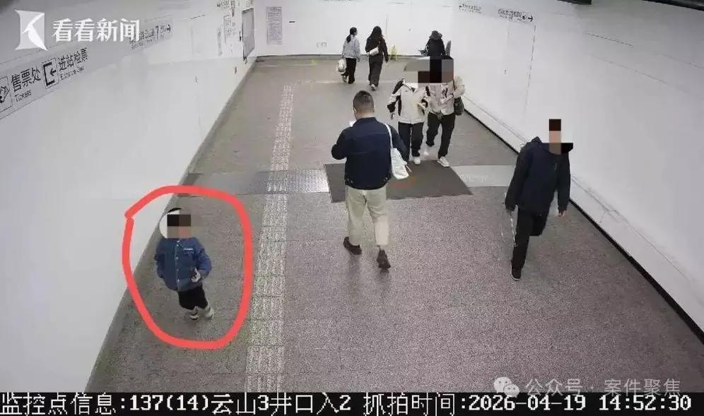 上海一位爸爸急哭了，4月25日18时52分，他3岁儿子在世纪公园1号门和7号门间