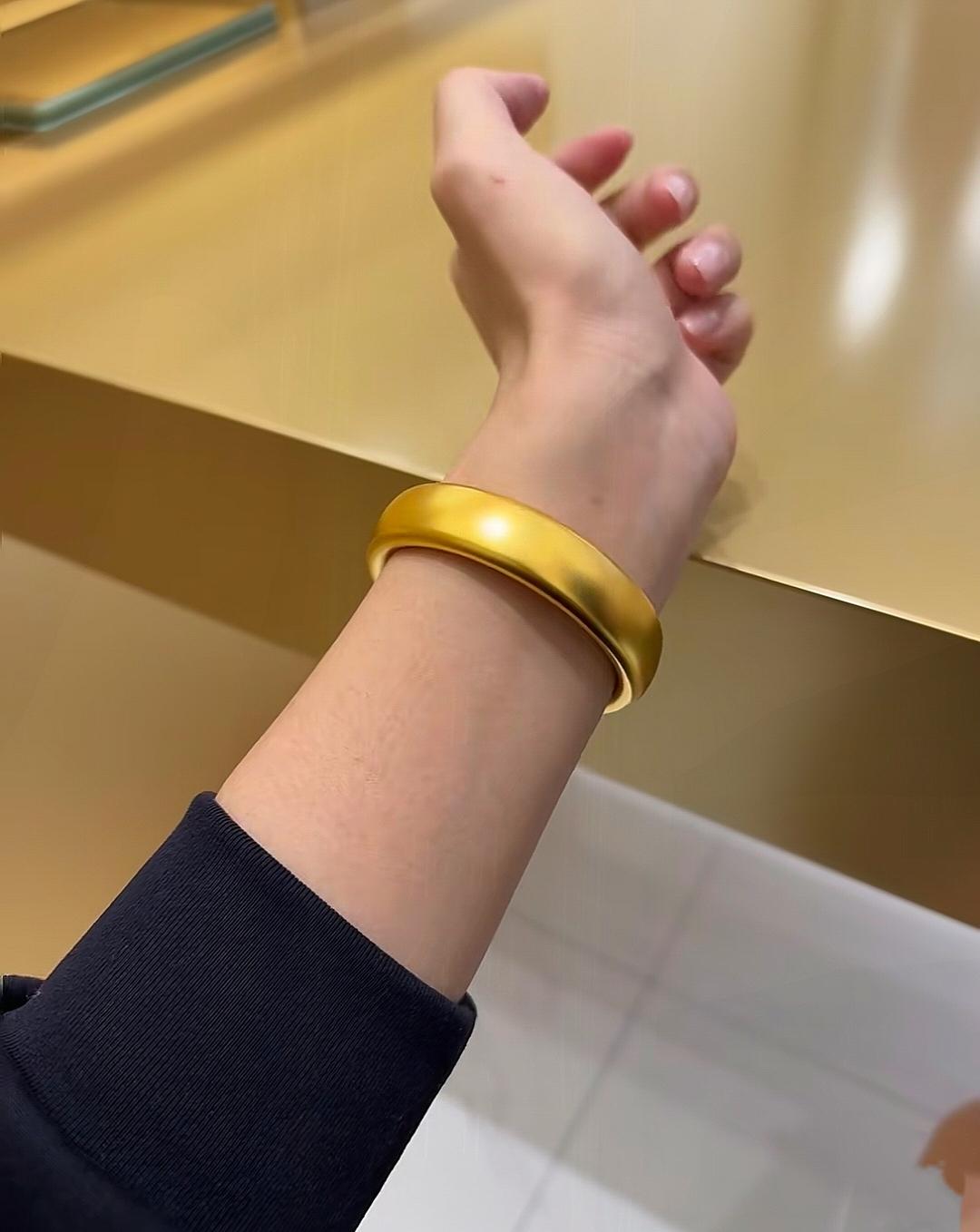 一觉醒来，
金价就直接失控了！
11月5日，一只58克金镯子，轻轻松松就要花6万