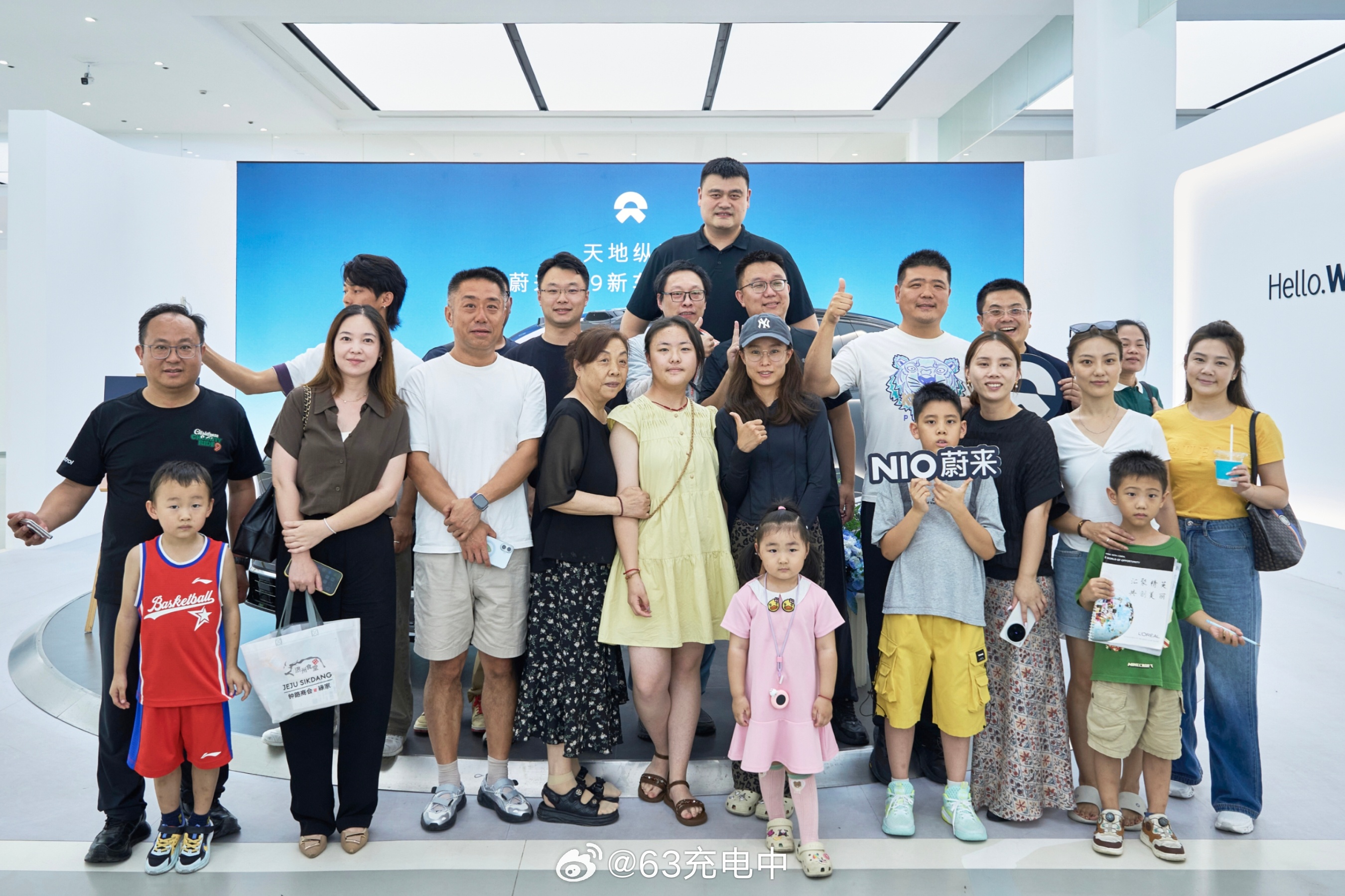 姚明的 ES9 提车了，从提车时间来看，下单的手速还是慢了一点哈哈哈。大姚这个轮