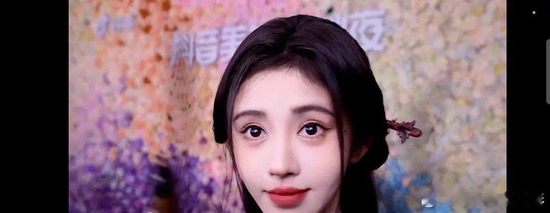 鞠婧祎采访镜头下的脸怎么是这样的啊[跪了] ​​​