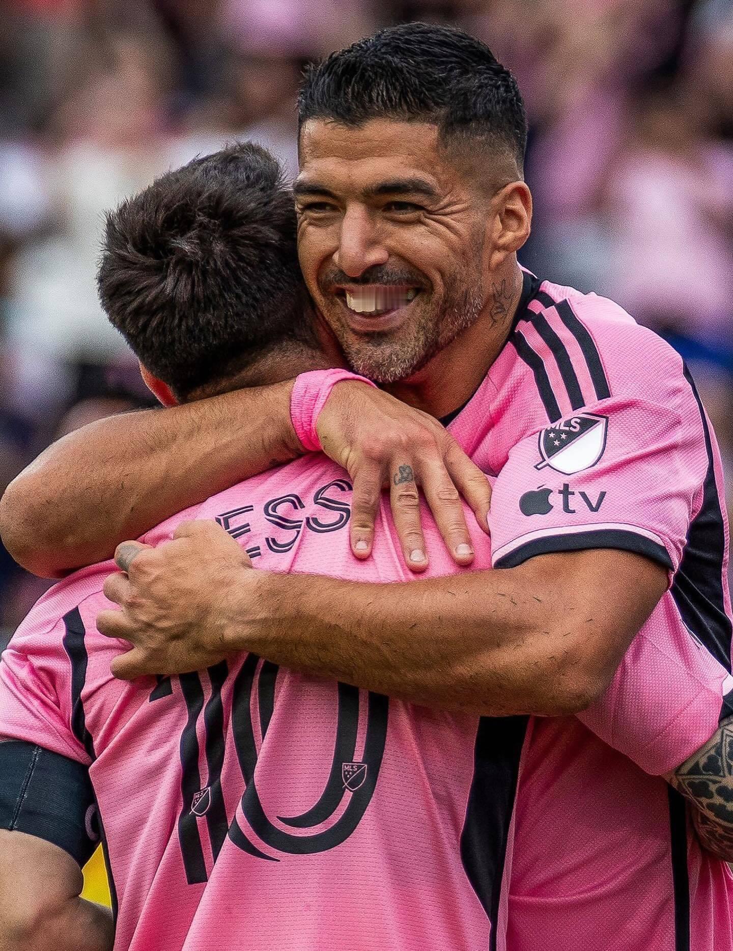 39岁生日快乐苏亚雷斯✨🎂🥳🔫希望小梅和苏牙一直都这样的好呀梅西