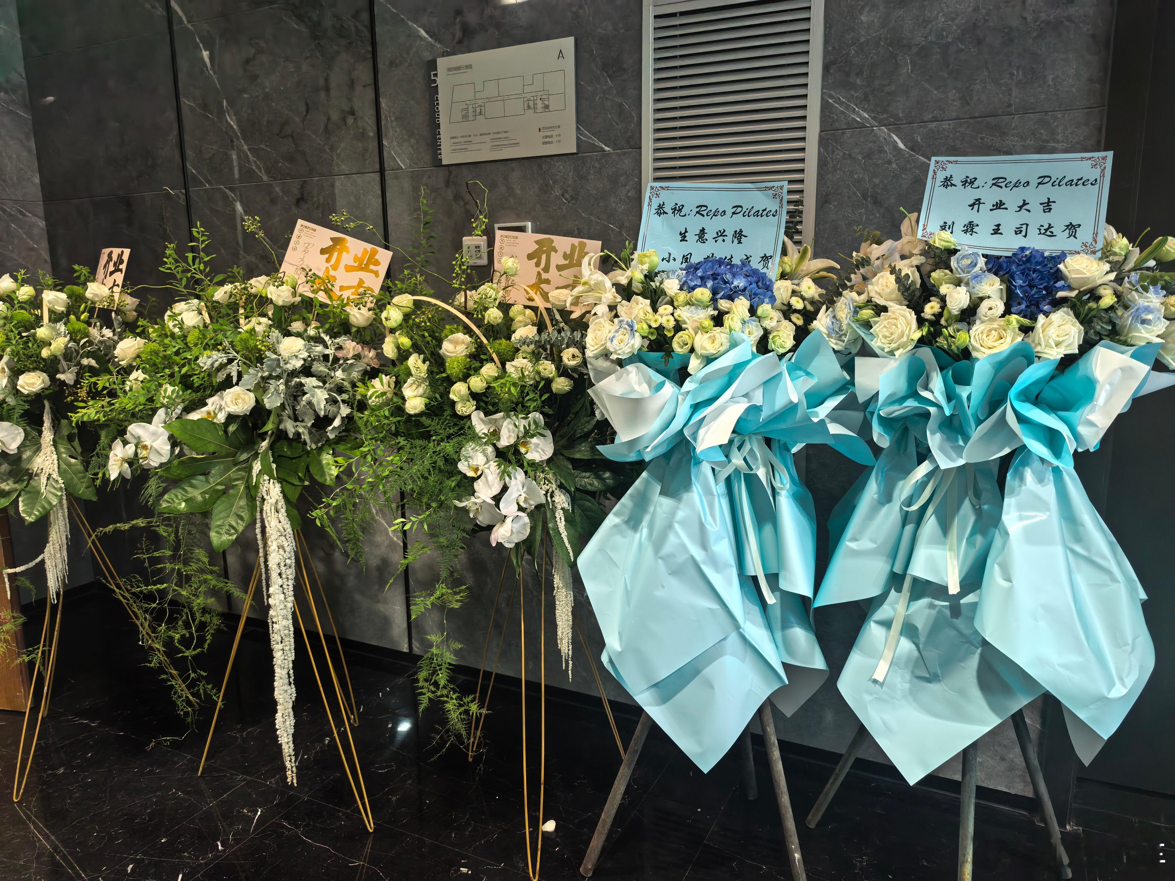 经常来上课的普拉提馆新教室正式开业啦楼道里都摆满了鲜花，签到还送了小礼物🎁一节