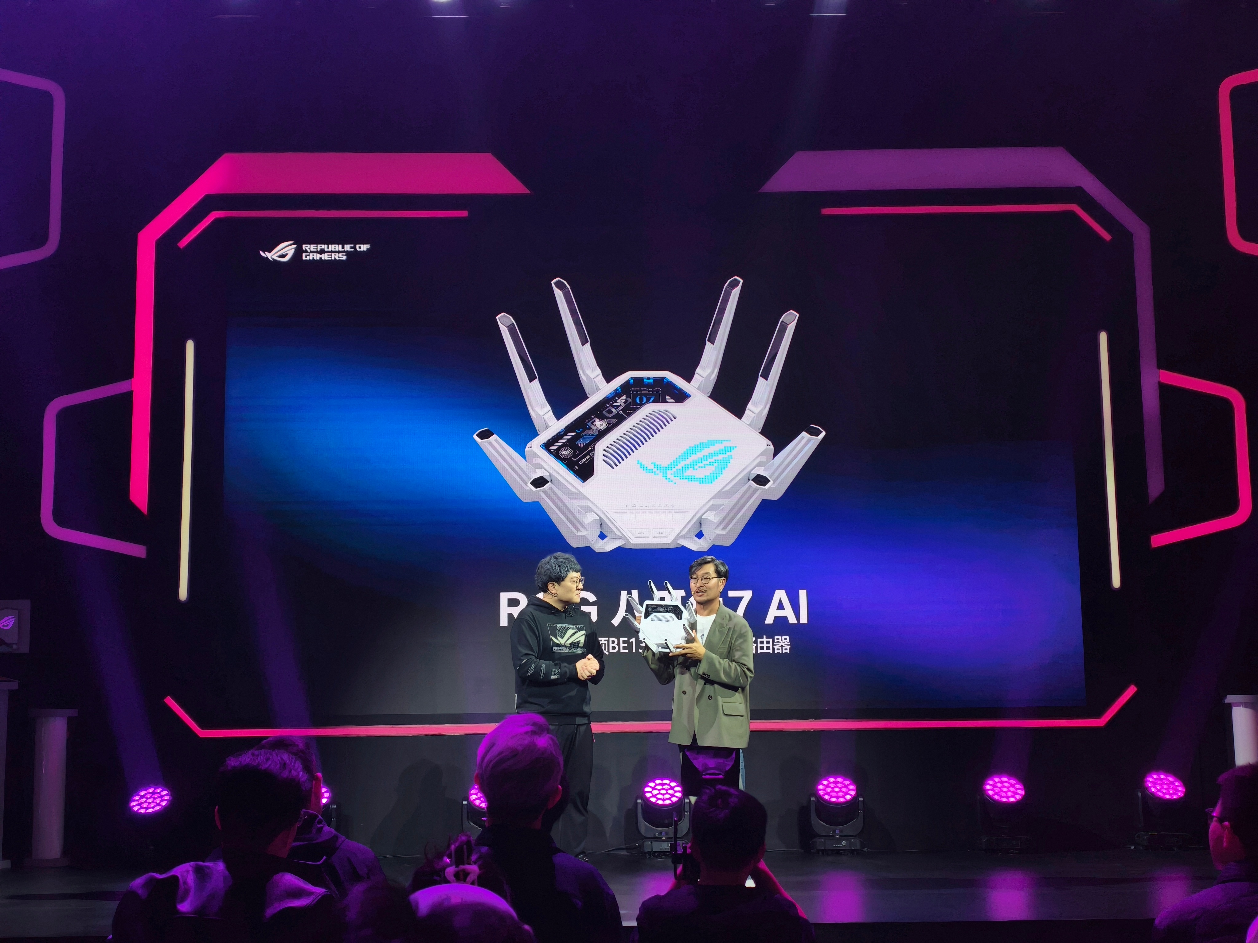 ROG还带来了一款自带NPU的路由器，ROG八爪鱼7 AI，售价6999元 ​​
