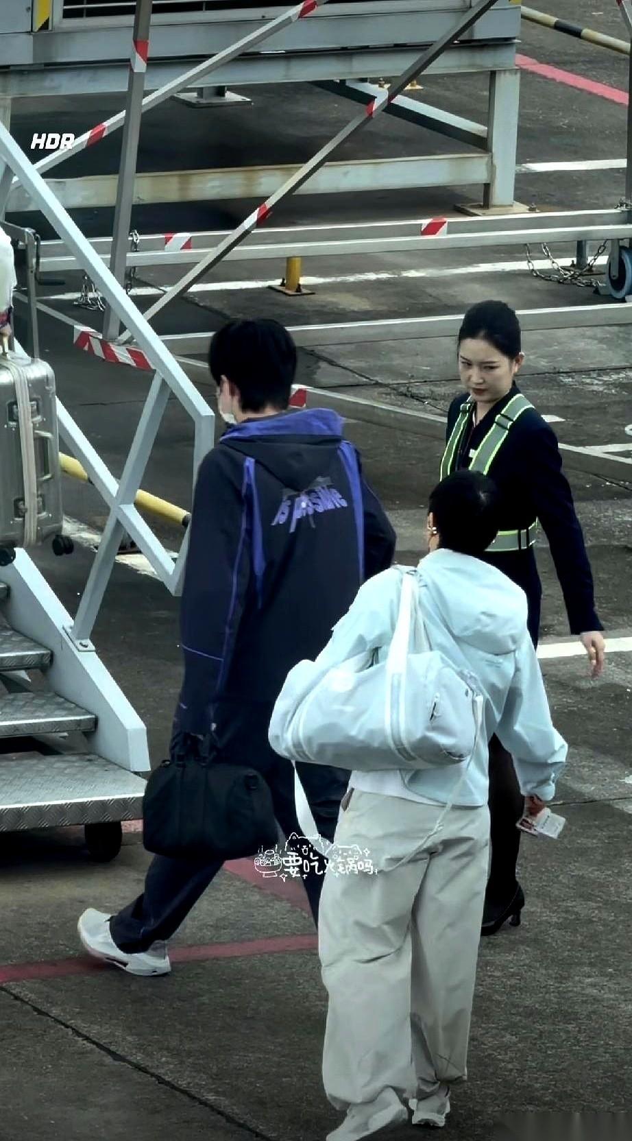 刚拿下冠军的王楚钦，背着包，就这么被一段再普通不过的楼梯给拦停了。
前面是王曼昱