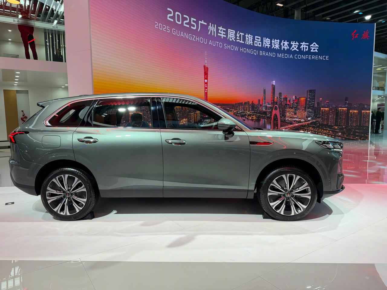 红旗HS6 PHEV在 2025广州国际车展 开启预售， 预售先享价17.88万