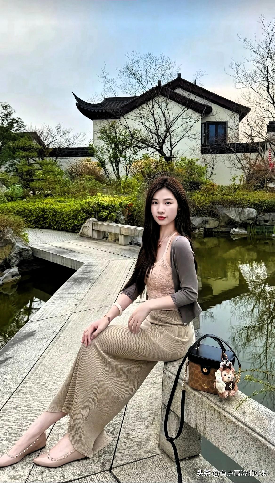 早春游园小记
忙里偷闲躲到园林里走了走，没有盛夏的燥热，也没有深冬的寒冷，春风吹