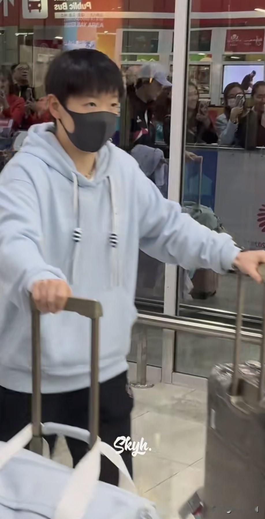 小寿星孙颖莎到达澳门啦！宝宝终于见面啦！25岁的第一天呀！
我嘞个天哪，大赛美貌