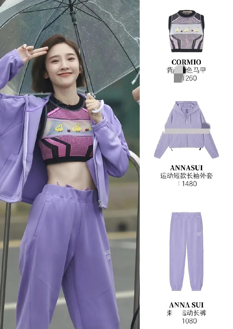 别羡慕唐艺昕这女人了。
真羡慕不来，她穿运动装，身材又瘦又高不显胖。
张若昀宠她