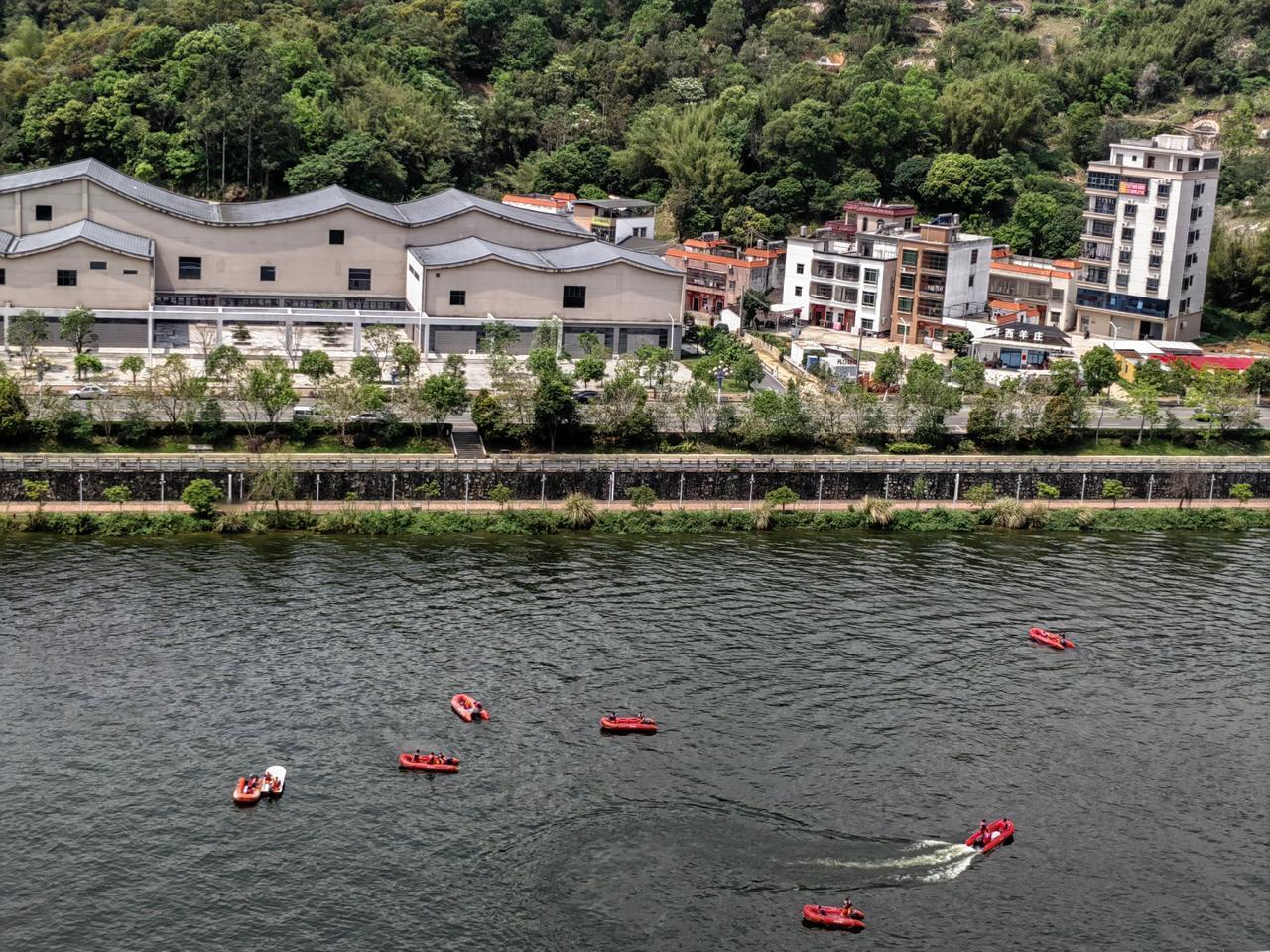 夏日漂流，畅游碧波，尽享清凉！🌊🚣‍♀️