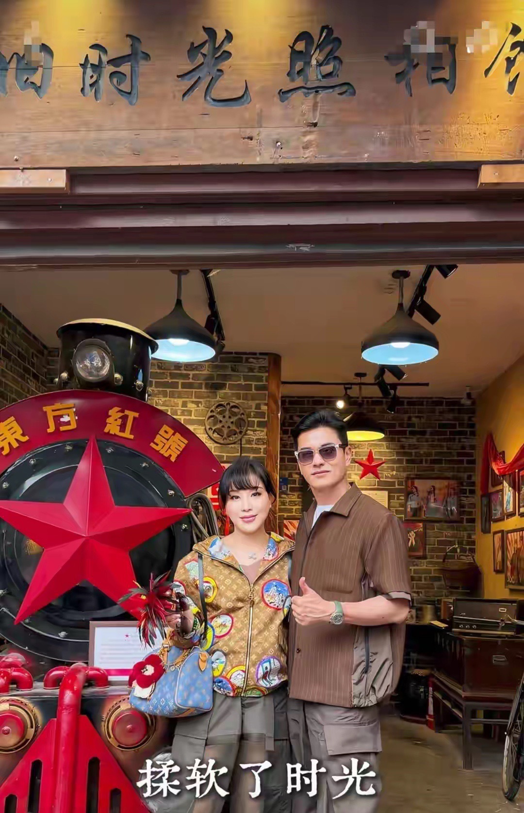 吕良伟和老婆杨小娟清明节去重庆游玩，生活悠闲惬意真让人羡慕！ 