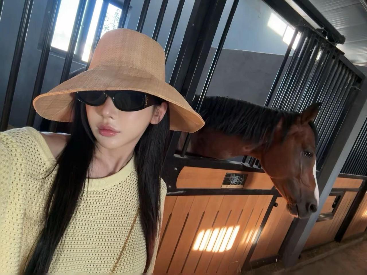 我被马咬伤了😭 这个马咬人拍照太不容易了和马拍照 这么难吗？ @上热门