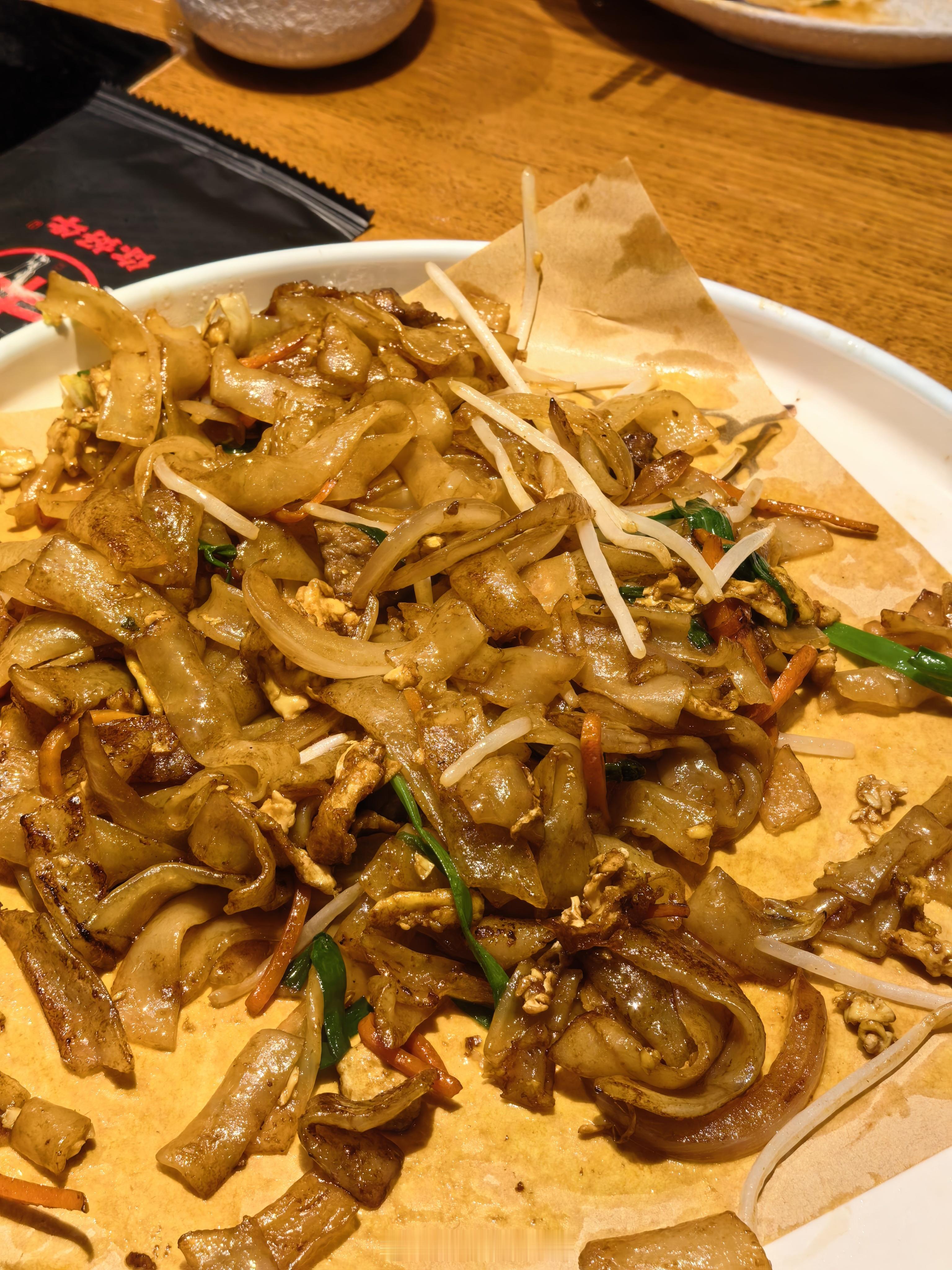 有点抽象，但这盘炒牛河吃出了家楼下的味道。 