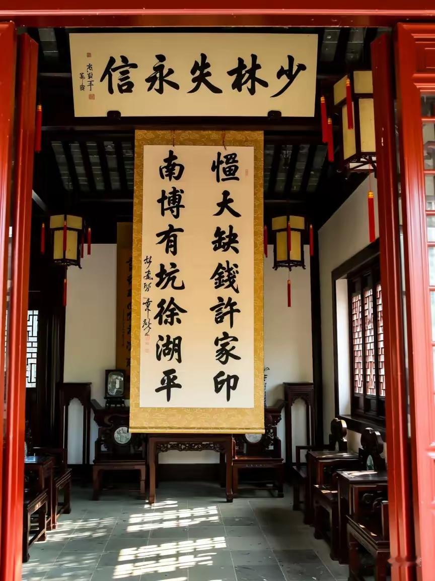 高手在民间:
对仗未必很工整，但总结到位应该没问题！

南博有坑徐湖平，
恒大缺