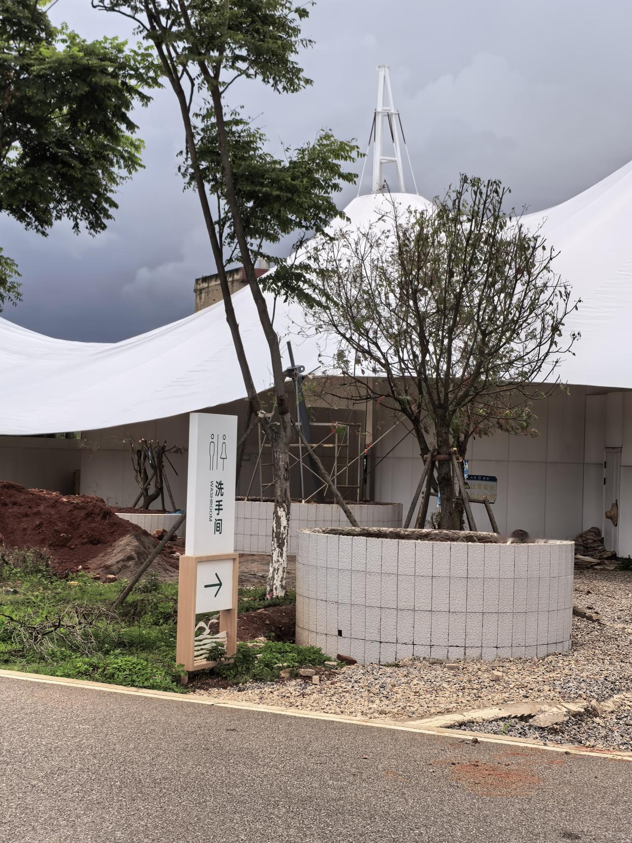 滇池绿道草海段的配套设施越来越完善了。这个是新修建的公厕，造型很大气，漂亮让人觉