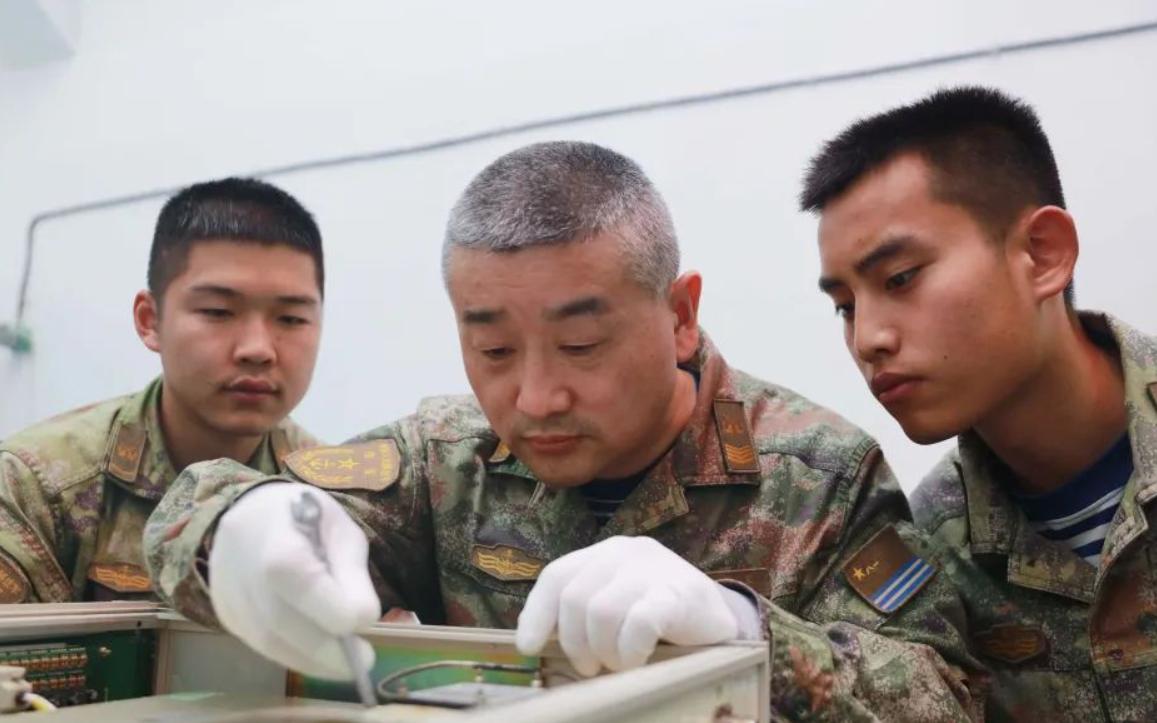 28个岗位都能顶上，他把自己练成了“导弹通”。康艳军，河南内黄人，中国东部战区海