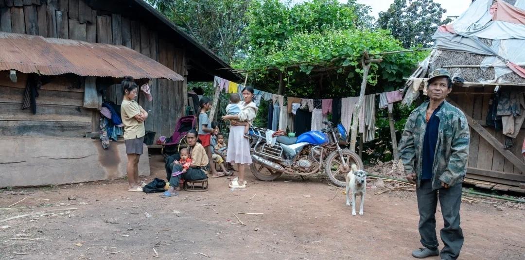 在老挝🇱🇦逛民族手作集市，小摊上的手作物件样样齐全，只用现金交易，氛围特别淳