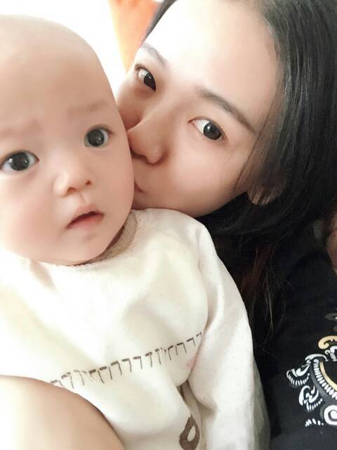 现在大部分的全职妈妈现状就是：送完孩子后，就躺在家里玩手机，想出去逛街吧发现兜里