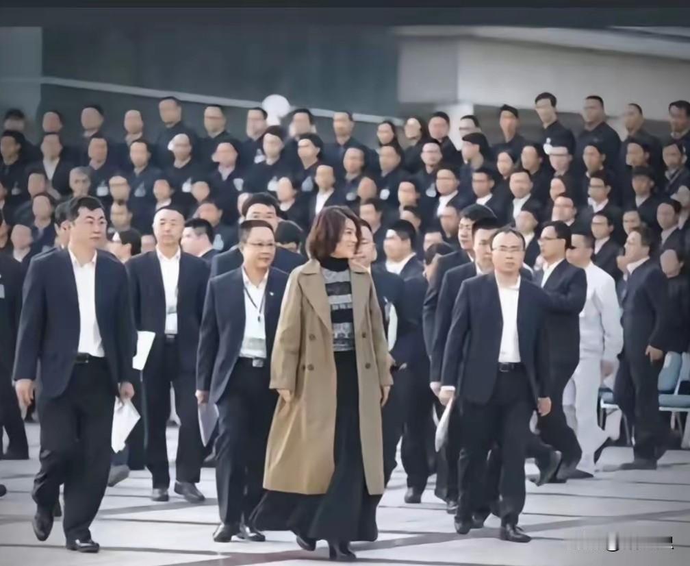 谁看了董明珠这幕不热血啊
在一群男人里硬生生闯出头
这才是真·女性力量！
 
格