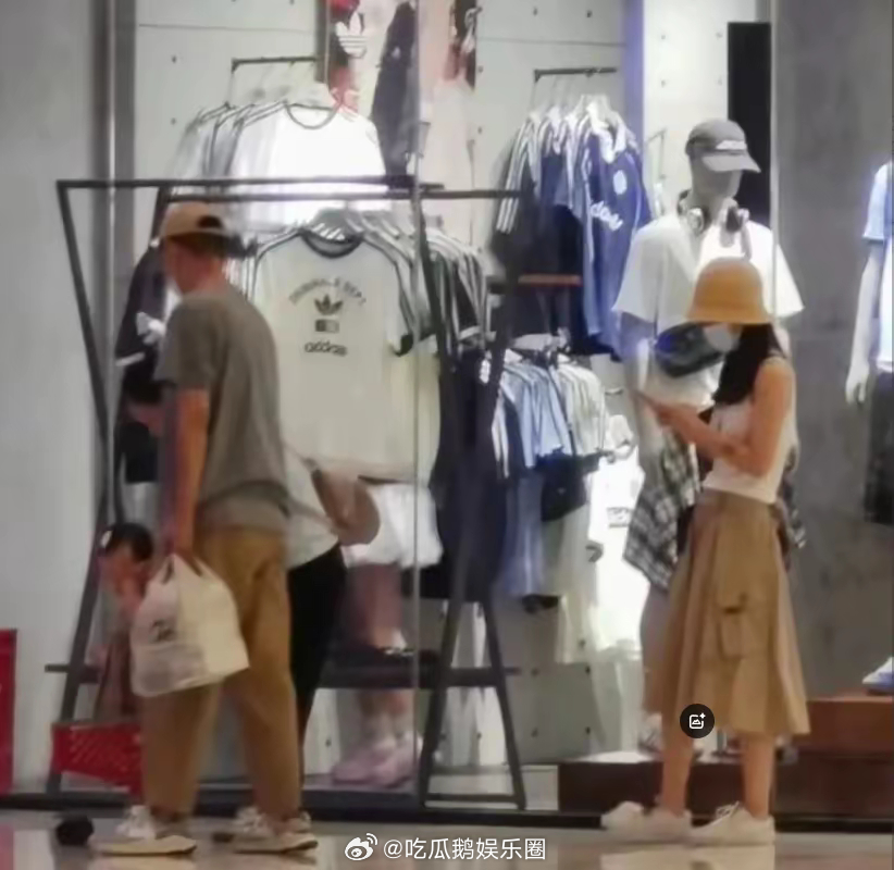 任重孙骁骁带娃逛街，一家三口亲子装，生活状态竟如此接地气！！！ ​​​