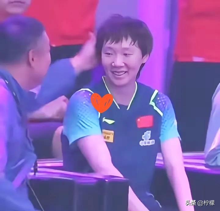 这场景许久未见。
当王曼昱击败温特挺进决赛时，
赛后刘国梁欣喜地抚摸曼昱的
头发