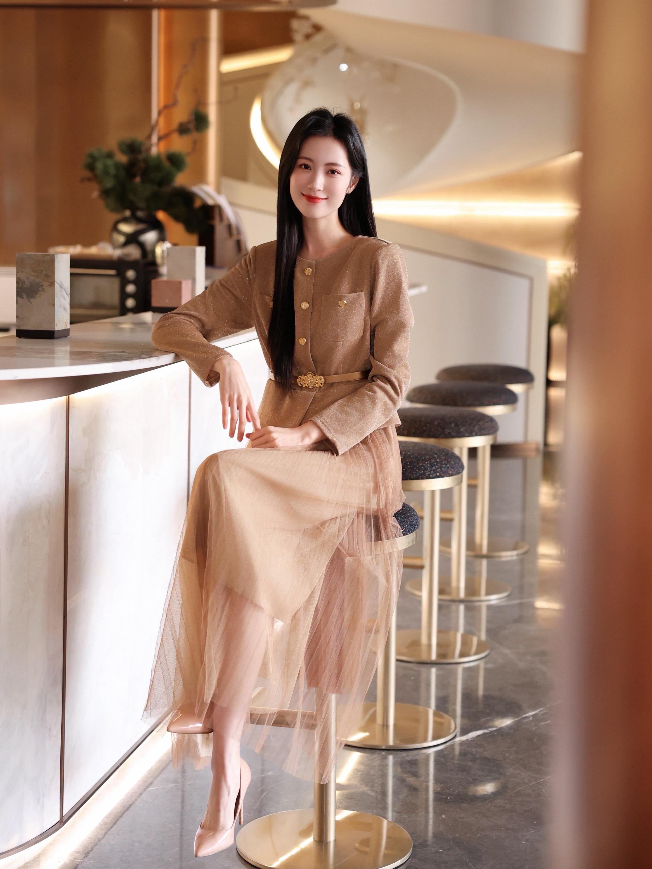 香槟金开启职场早春新look.