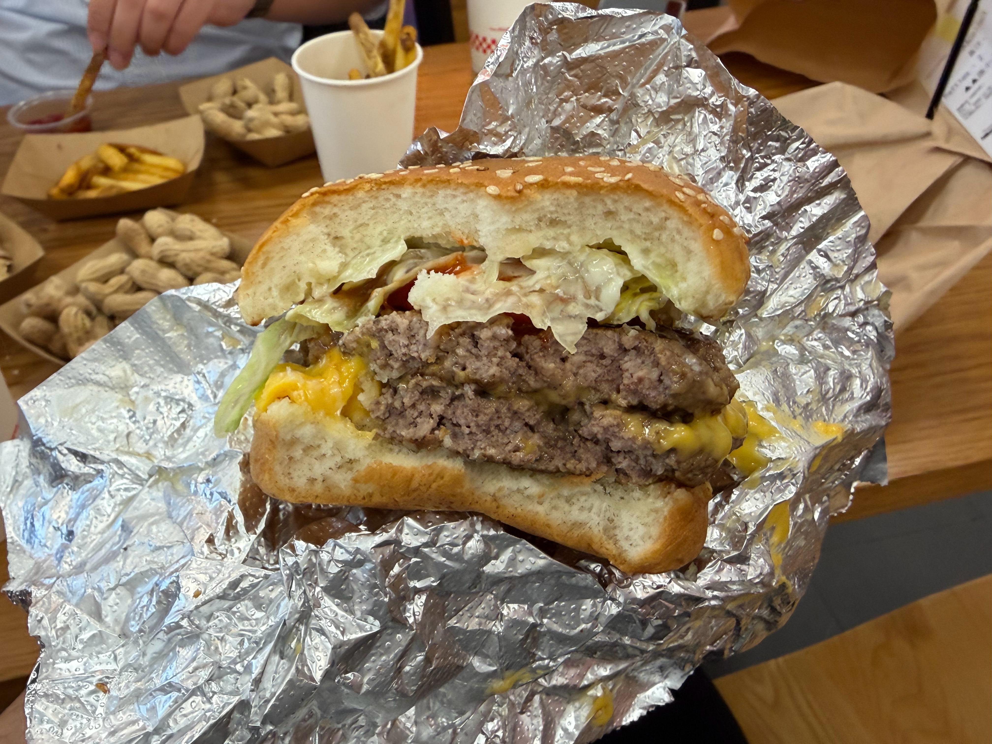 一口吃掉半个大汉堡，太对味了。更难能可贵的，刚出锅的热薯条也是一整个土豆原切，沾