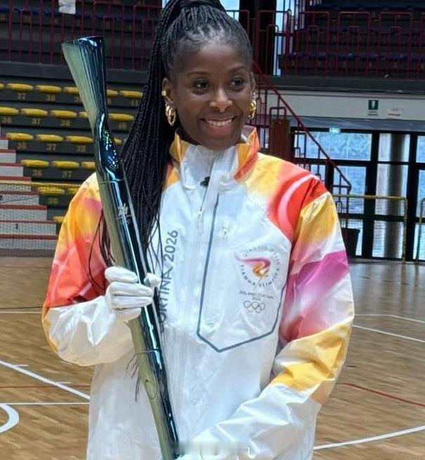 意大利女排 塞拉传递米兰冬奥火炬。 米兰冬奥会