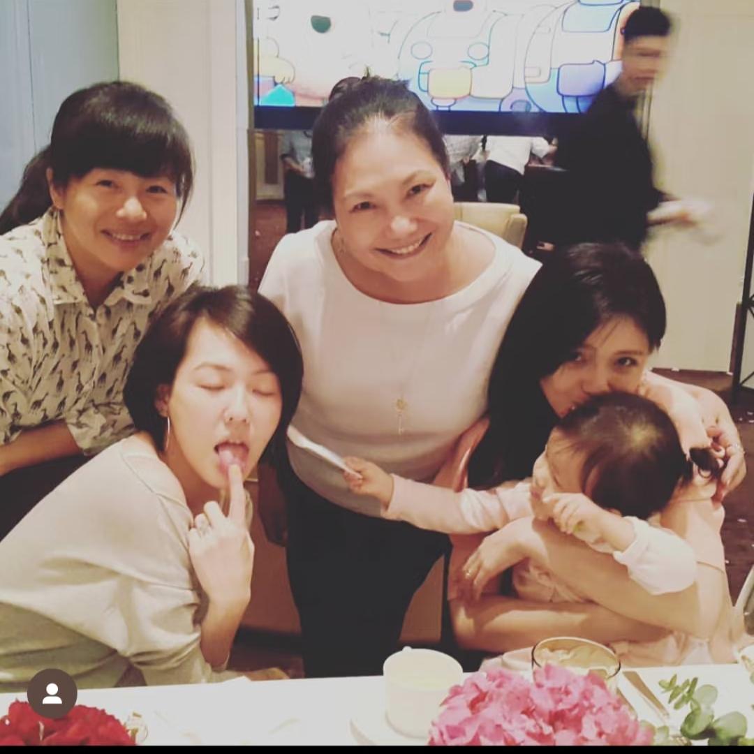 我个人认为，她们的妈妈最爱大姐。那个年代当艺人并不像现在那么容易的，两个十几岁的