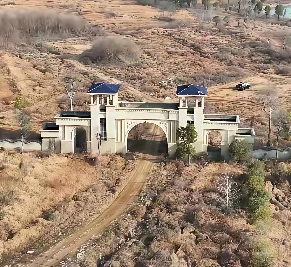 这座大门，打一四字成语，