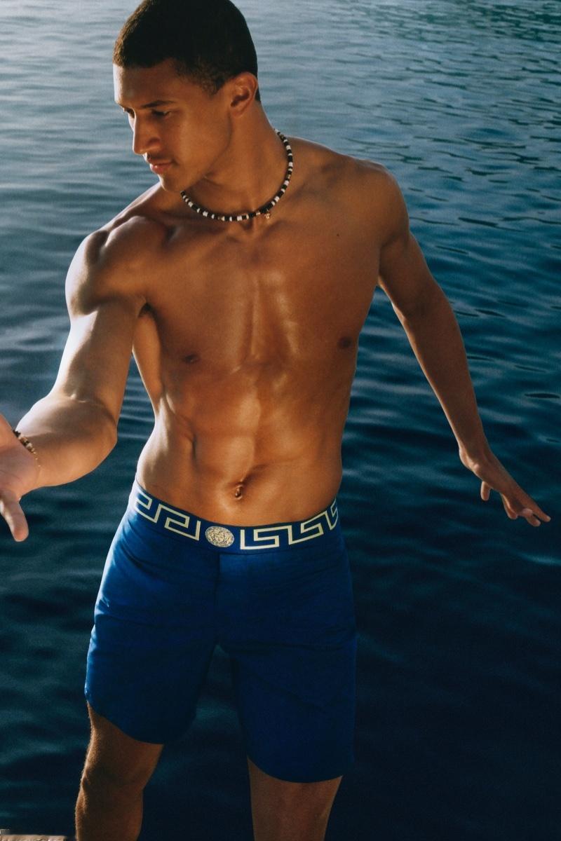 Versace 2021年夏季系列广告大片🌊