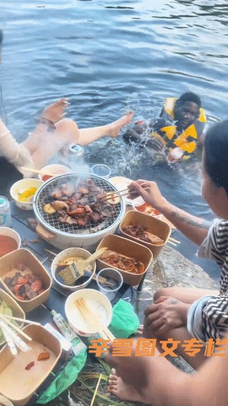 一家人正在湖边吃烧烤。
这时从湖里突然游过来一个黑人男子？
把这家人吓了一跳！