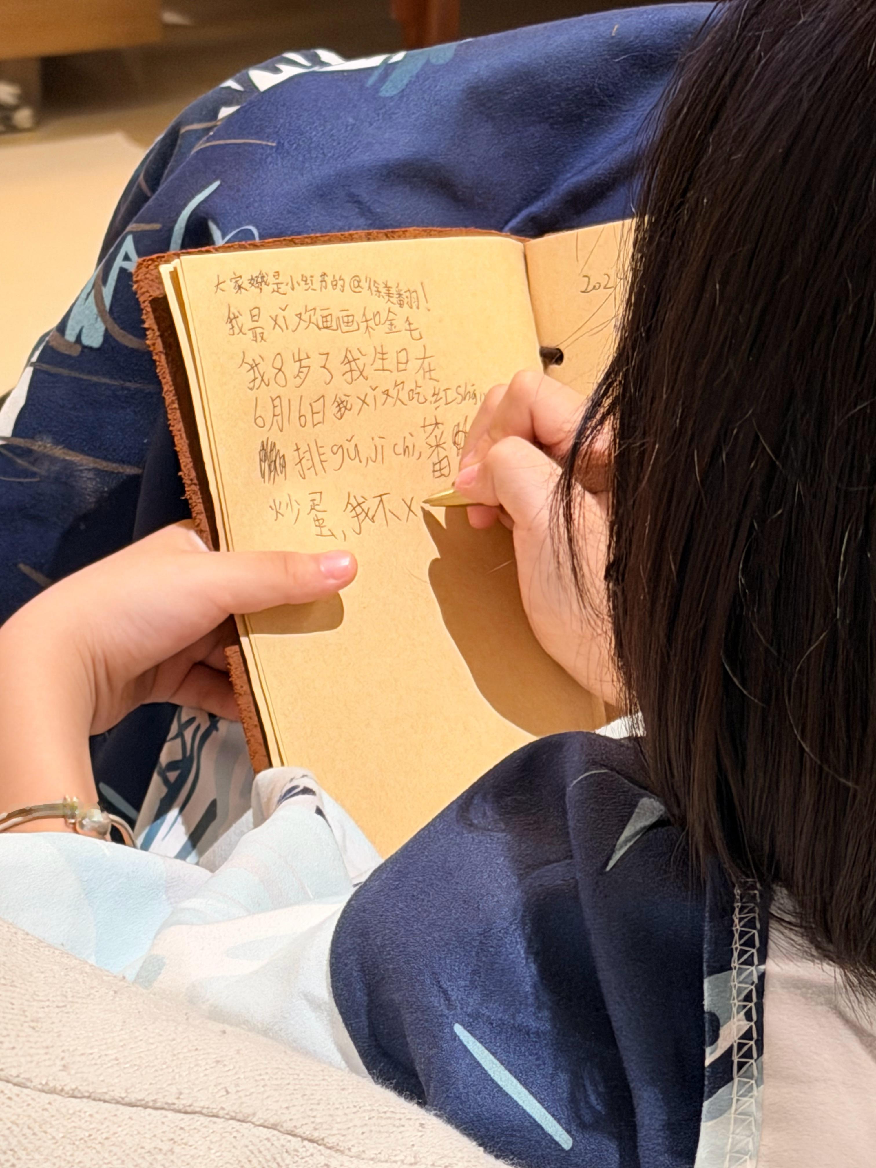 正在酒店本子上推销自己 