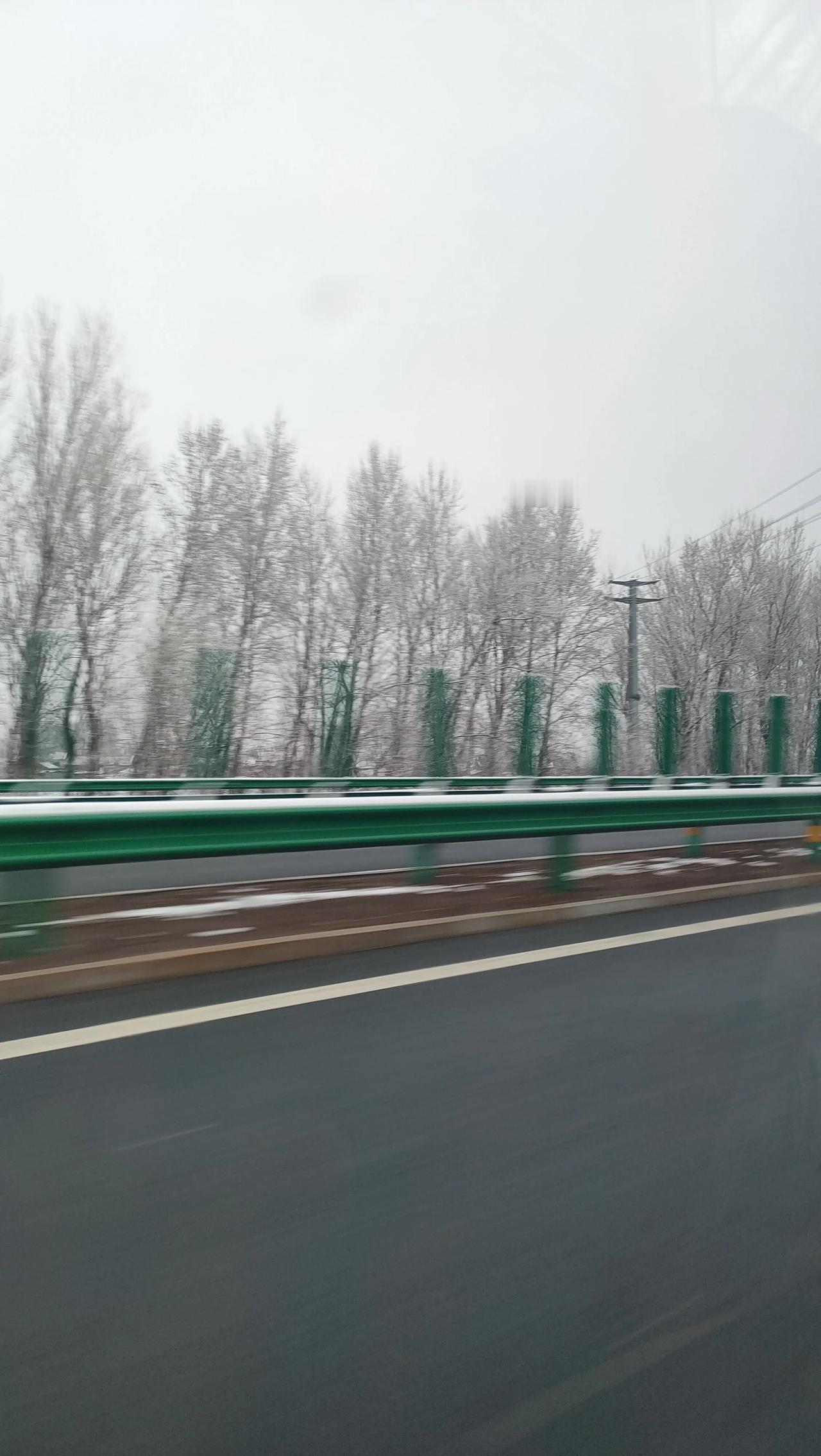 华北刮着大风，东北下着雨夹雪，如今雨雪都已停歇。早晨在高速路上行车时，道路两旁是