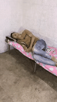 笑喷了！[呲牙]男子为了暖和且不摔地上，他特地设计了一款抽屉式封闭床，这床不透风