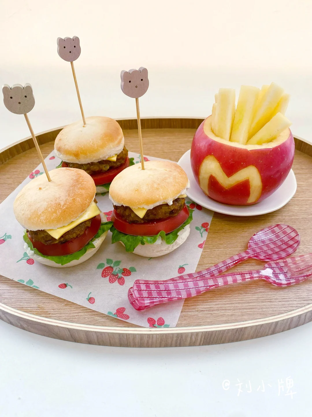 麦当当牛肉小汉堡🍔和苹果薯条🍟萌翻啦‼️