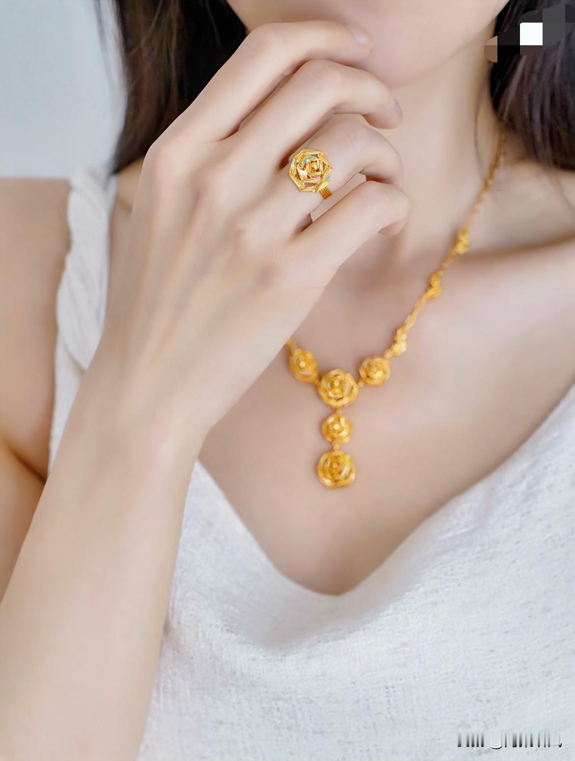 最近金价降了不少，总算到了大家能接受的低位，身边好多人都在琢磨要不要入手￼￼￼。